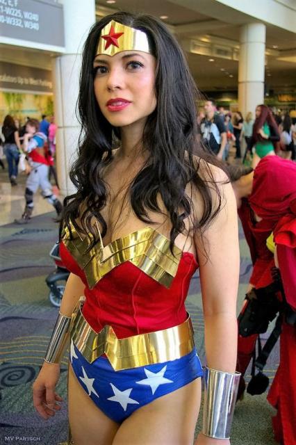 Mulher em Comic Con vestida de Mulher Maravilha.