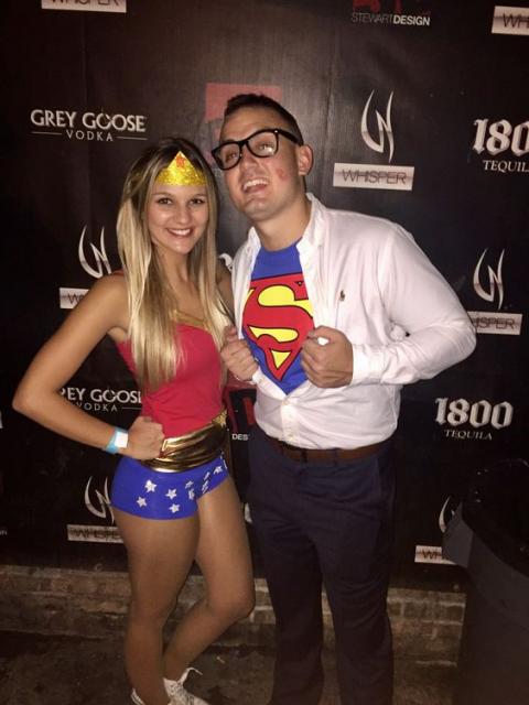 Casal vestido de Mulher Maravilha e Super Homem.