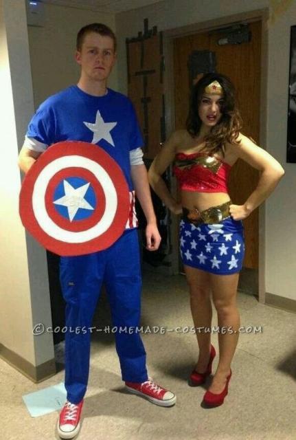 Casal vestido de Capitão América e Mulher Maravilha.