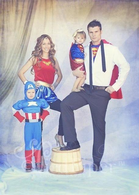 Família vestida de Mulher Maravilha, Supergirl, Capitão América e Super Homem.