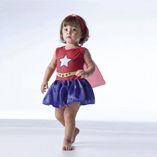 Criança vestida de mulher maravilha.