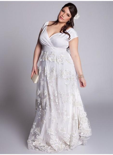 Mulher com vestido de noiva plus size.