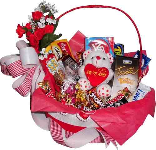 Cesta Dia dos Namorados com ursinho, flores e chocolate