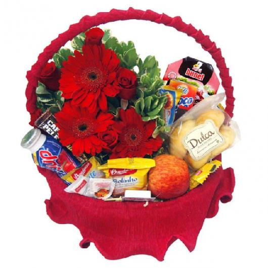 Cesta Dia dos Namorados com flores vermelhas e itens de café da manhã