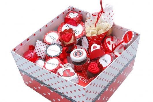 Cesta Dia dos Namorados personalizada como a caixa dos 5 sentidos