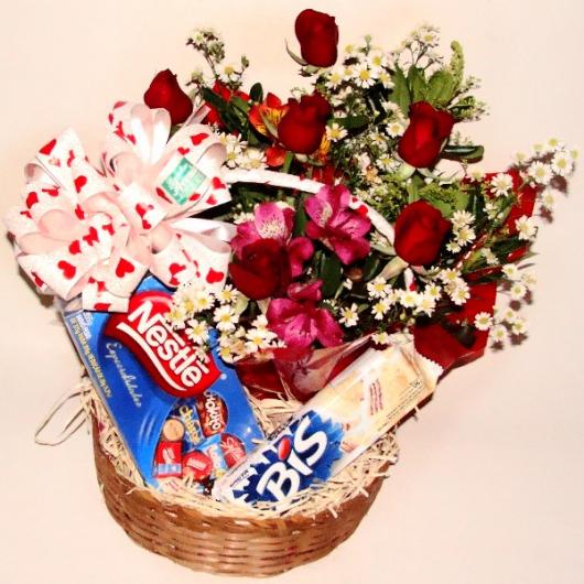 Cesta Dia dos Namorados com chocolate e rosas