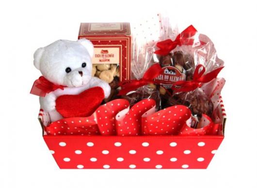 Cesta Dia dos Namorados com ursinho branco, chocolates e biscoitos
