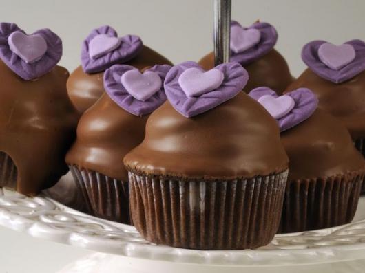 Cobertura para Cupcake com ganache de chocolate e aplique de coração de pasta americana