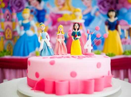 Como Fazer Bolo de Aniversário decorado com pasta americana e topo das Princesas