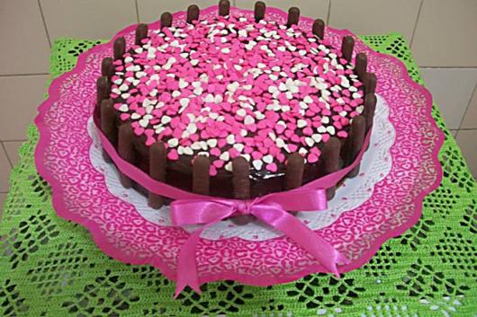 Como Fazer Bolo de Aniversário decorado com kit kat e confetes de coraçãozinhos rosas