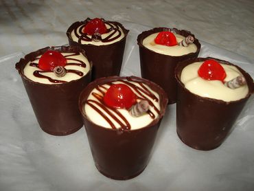 Copinho de Chocolate com mousse de chocolate branco e cereja
