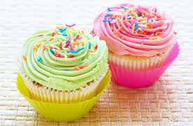 Cupcake de Baunilha cobertura de chantilly rosa e verde