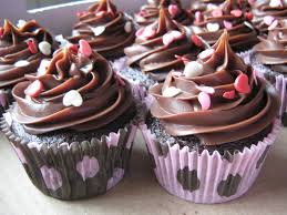 cupcake rosa e marrom com corações