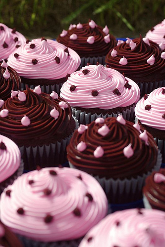 cupcake rosa e marrom com chocolate