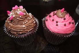 cupcake rosa e marrom cremoso