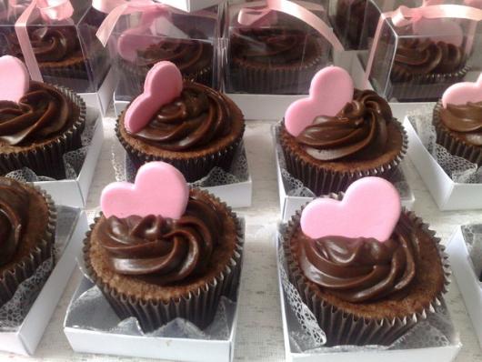 cupcake rosa e marrom com coração
