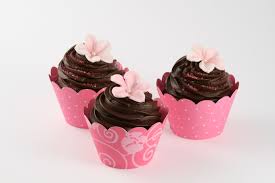 cupcake rosa de chocolate com flor