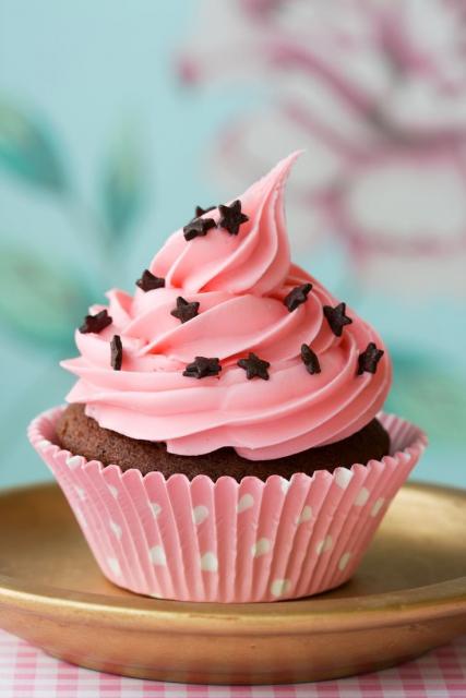 cupcake rosa com ganache e estrelinha de chocolate