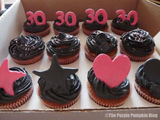 cupcake rosa e preto para aniversário