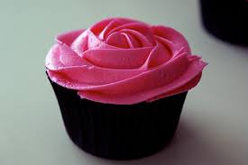 cupcake rosa com forminha preta