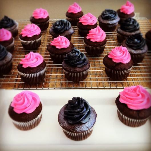 cupcake rosa com preto na decoração