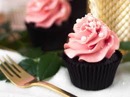 cupcake rosa com massa de chocolate