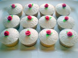 Cupcakes Decorados com pasta americana detalhe de rosinha