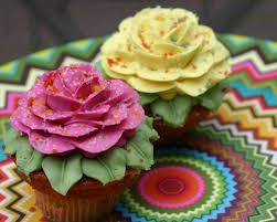 Cupcakes Decorados com flores rosa e amarela