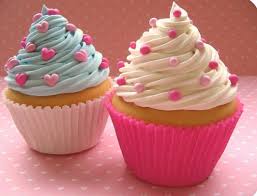 Cupcakes Decorados com chantilly e confete de coraçãozinho