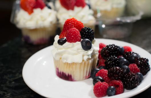 Cupcakes Decorados com chantilly e frutas