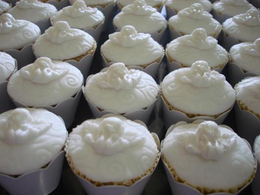 Cupcakes Decorados para batizado branco com aplique de anjinho