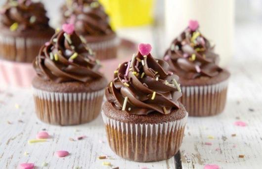 Doces para Casamento simples cupcake de chocolate com chantilly de chocolate em cima