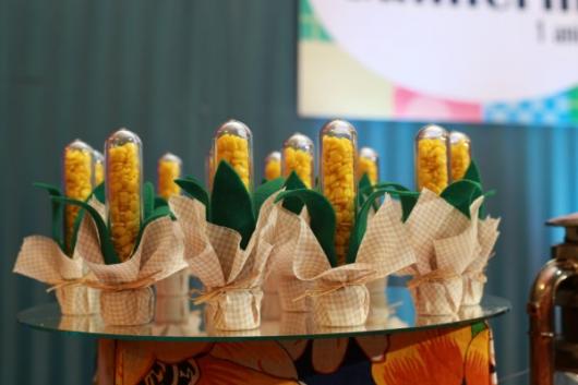 Festa Junina Infantil lembrancinha no formato de milho