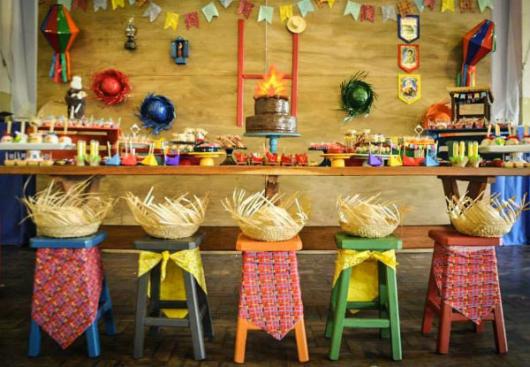 Decoração de Festa Junina Infantil com chapúes de palha coloridos