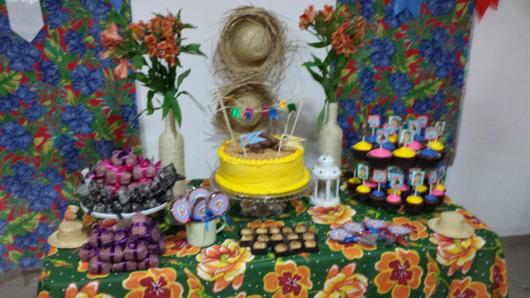 Decoração de Festa Junina Infantil com painel de tecido e flores