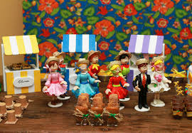 Decoração de Festa Junina Infantil com bonequinhos na mesa