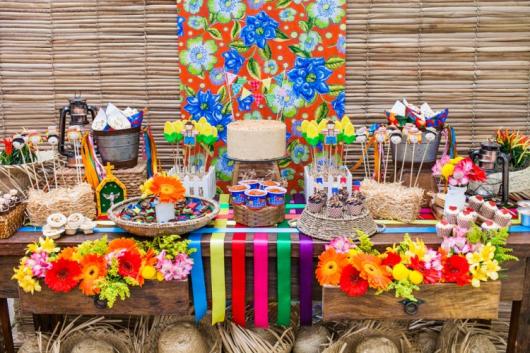 Decoração de Festa Junina Infantil com painel feito com esteira de palha
