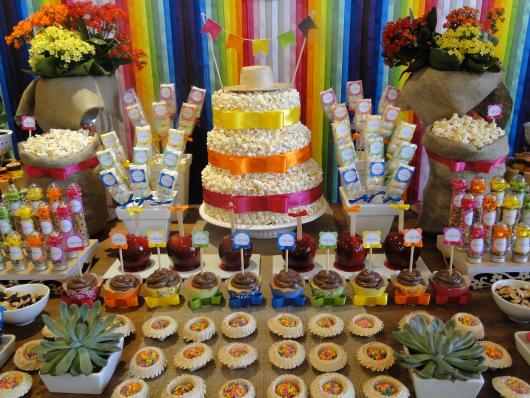 Decoração de Festa Junina Infantil com bolo fake de pipoca