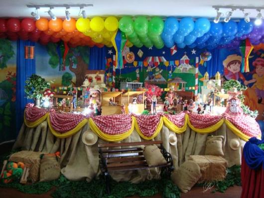Decoração de Festa Junina Infantil com bexigas no teto