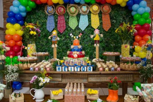 Decoração de Festa Junina Infantil com muro inglês e arco de balões coloridos