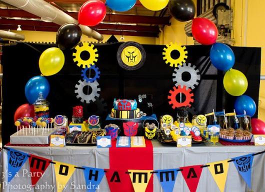 Festa Transformers decoração simples com arco de balões