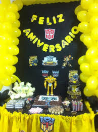 Festa Transformers decoração simples com painel de tecido preto e balões amarelos