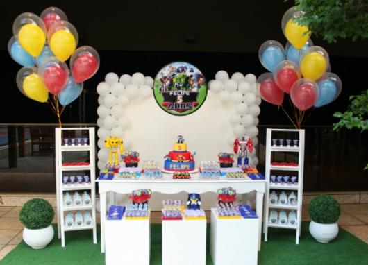 Festa Transformers decoração Rescue Bots com painel de balões