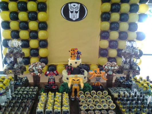 Festa Transformers decoração provençal com bonecos e bexigas