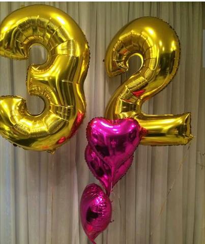 Balões Metalizados dourados com números 3 e 2