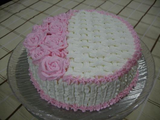 Bolo de Aniversário Simples para mulher com chantilly rosa e branco