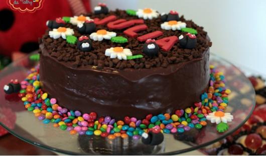 Bolo de Aniversário Simples decorado com confete colorido e calda de chocolate