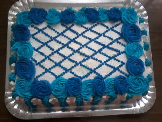 Bolo de Aniversário Simples com rosas azuis