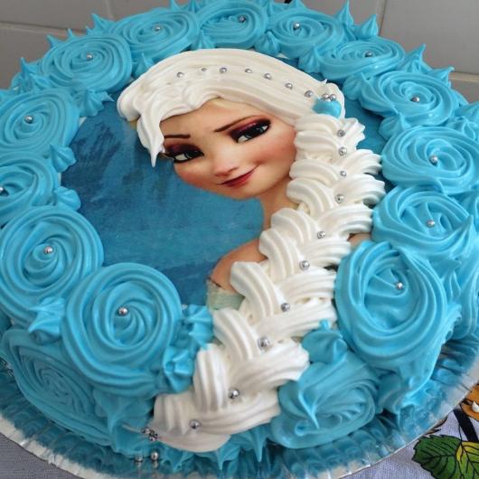 Bolo de Aniversário Infantil da Frozen com chantilly azul