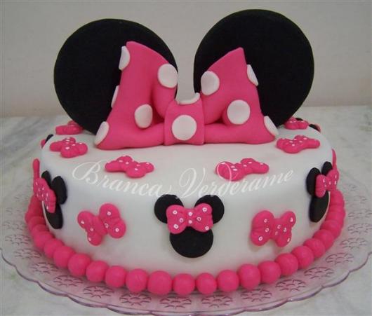 Bolo de Aniversário Infantil da Minnie rosa e branco